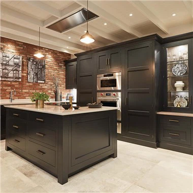 Lakované drevené kuchynské skrinky